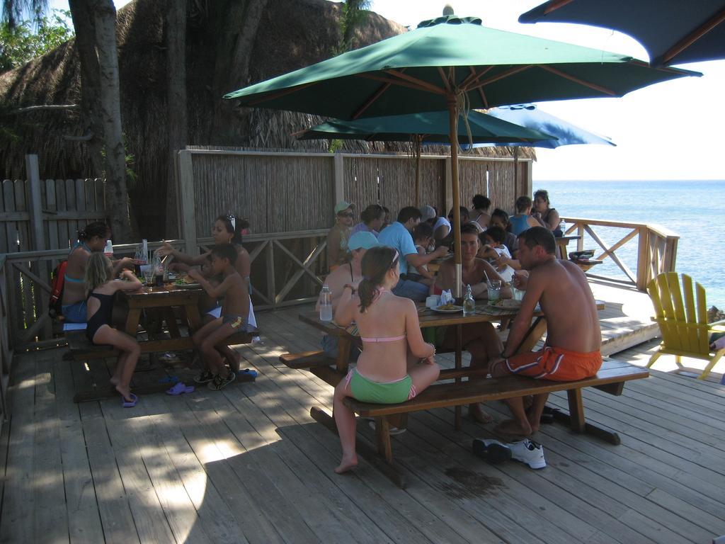 Las Rocas Resort And Dive Center West Bay Εξωτερικό φωτογραφία