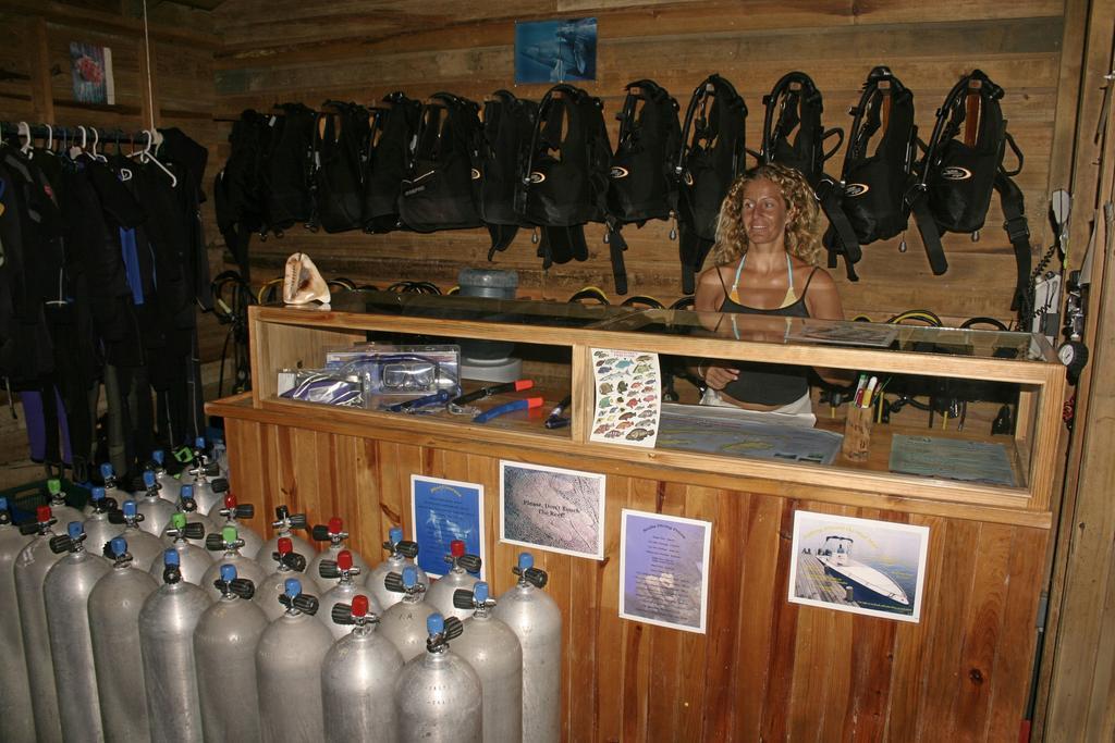 Las Rocas Resort And Dive Center West Bay Εξωτερικό φωτογραφία